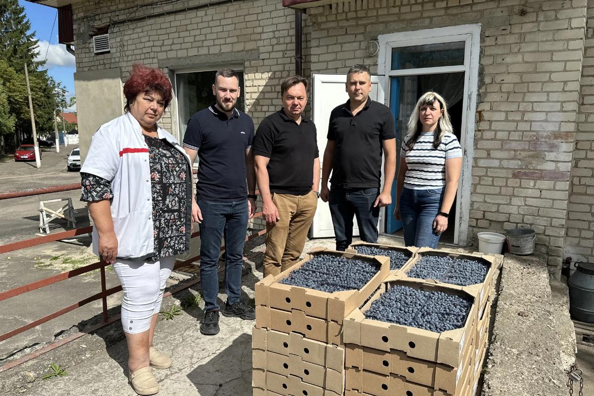 PALCHE відвідала госпіталі Луцька та передала лохину військовим на лікуванні